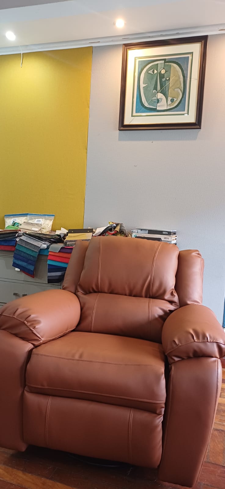 Muebles de sala tapizados a gusto del cliente.